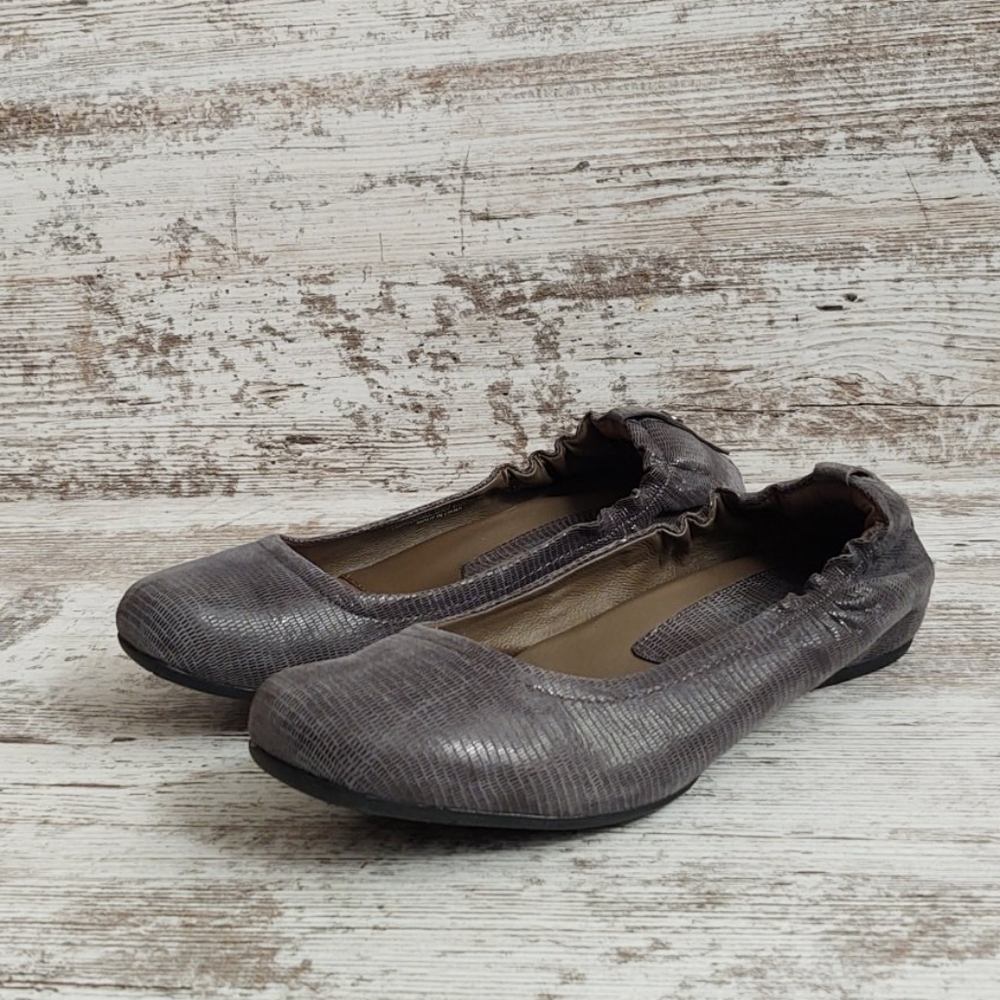 ⚂Like New Earthies Gray Leather Flat